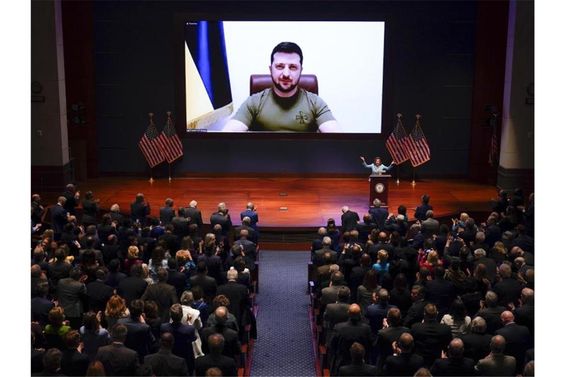 Selenskyj vor US-Kongress: Flugverbotszone gegen „Terror“ Eine Rede vor beiden Kammern des US-Kongresses zu halten, gilt als besondere Ehre - jetzt wurde sie dem ukrainischen Präsidenten Wolodymyr Selenskyj zuteil. Foto: J. Scott Applewhite/AP Pool/dpa