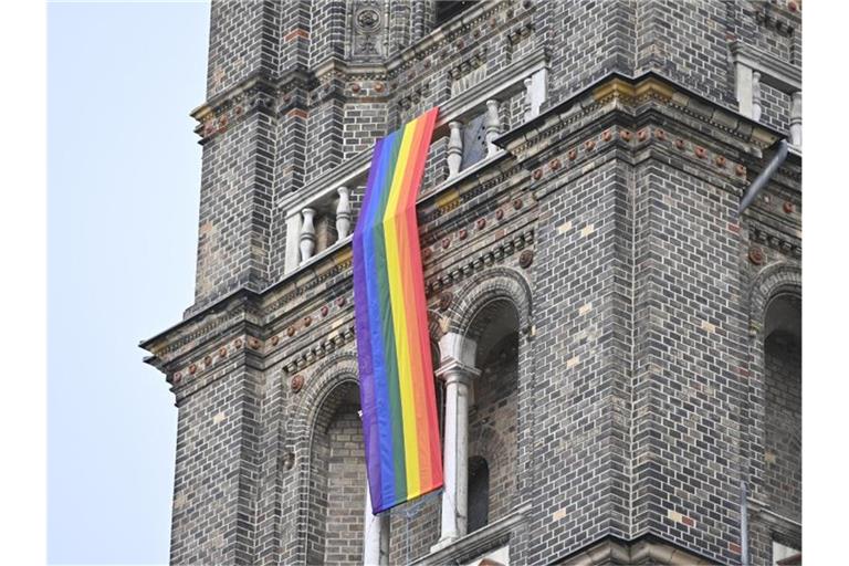Eine Regenbogenfahne schmückt die Pfarrkirche Breitenfeld in Wien. Foto: Herbert Neubauer/APA/dpa
