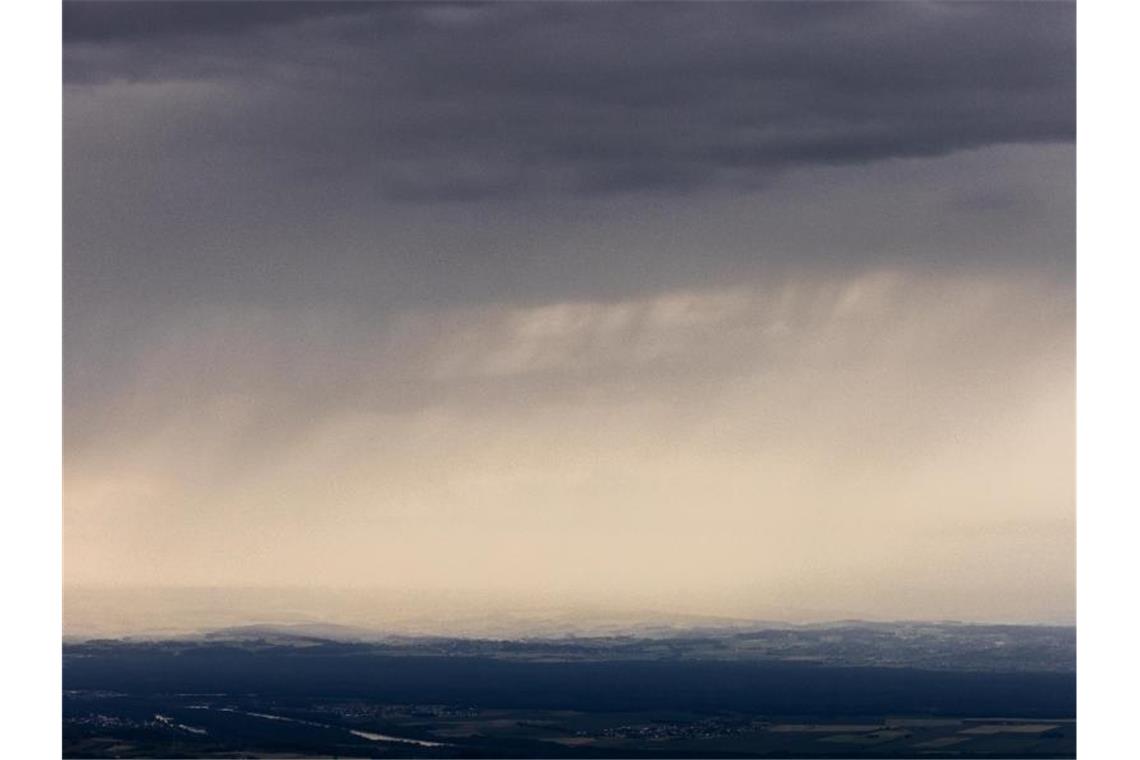 Eine Regenfront zieht vom Elsass kommend auf die deutsche Grenze zu. Sommergewitter sorgen derzeit für häufige Regenfälle in Südbaden, über dem Schwarzwald und dem Elsass. Foto: Philipp von Ditfurth/dpa