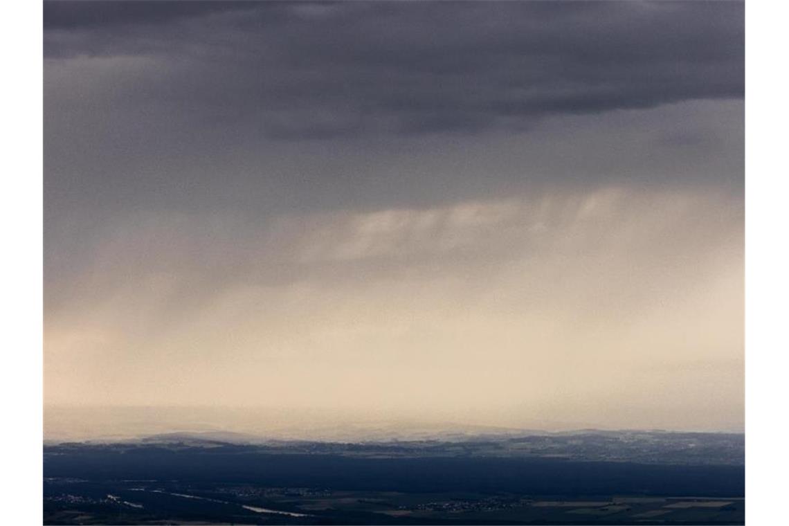 Weitere Woche mit Gewittern und Unwettern Eine Regenfront zieht vom Elsass kommend auf die deutsche Grenze zu. Sommergewitter sorgen derzeit für häufige Regenfälle in Südbaden, über dem Schwarzwald und dem Elsass. Foto: Philipp von Ditfurth/dpa