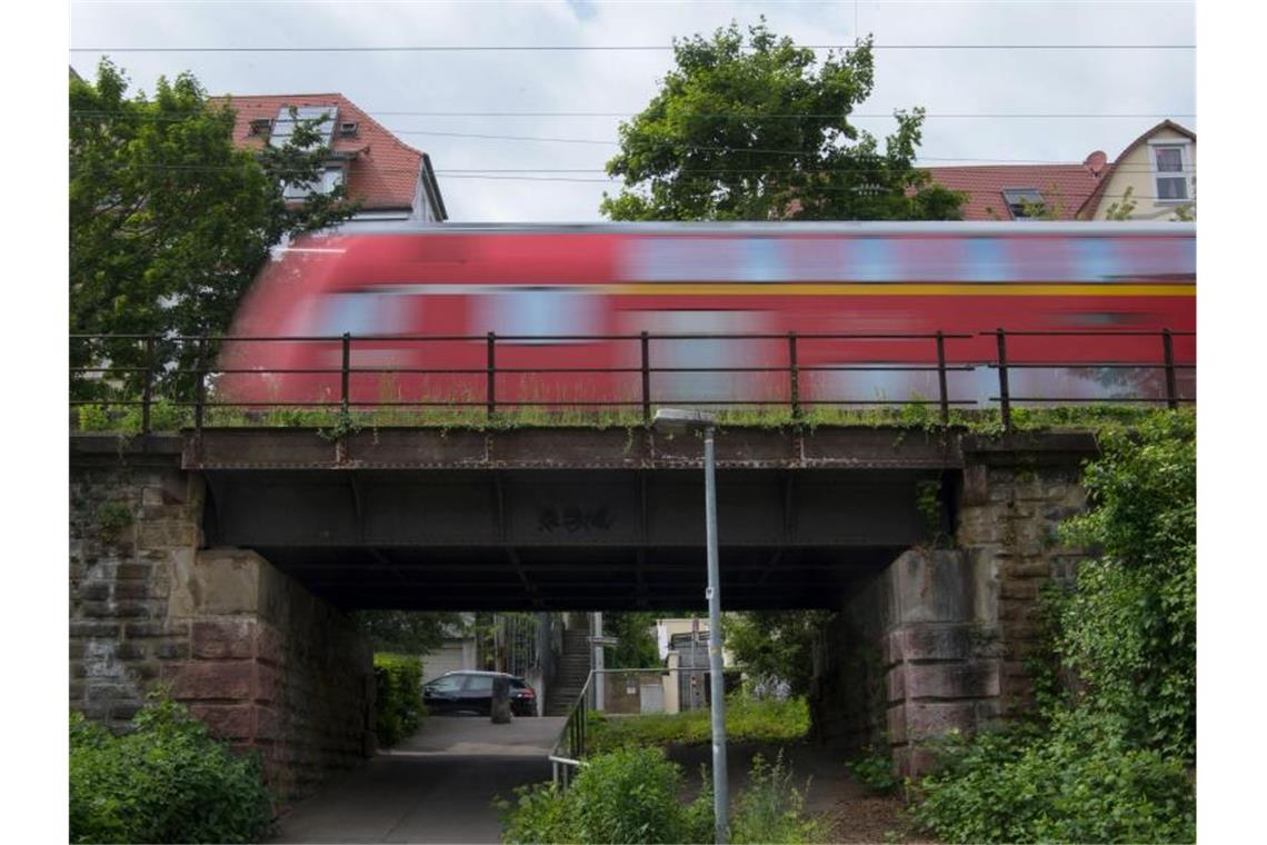 Eine Regionalbahn fährt in Stuttgart über eine Eisenbahnbrücke. Foto: Marijan Murat/dpa/Archivbild