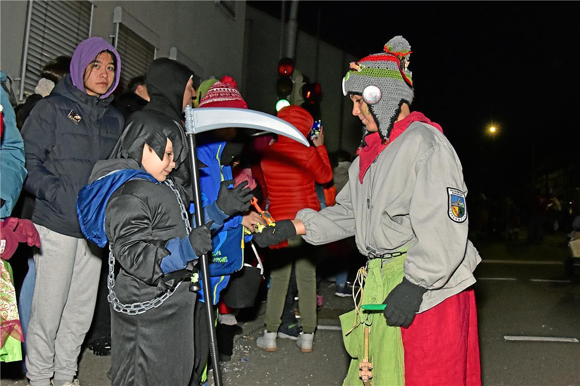 Eine Reichenberger Burghexe verteilt Süßigkeiten. Nachtumzug der Schbiallomba-Sc...