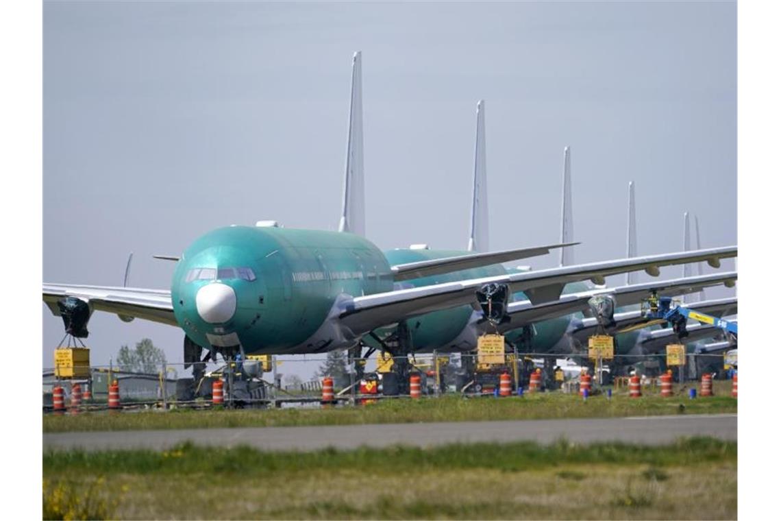 Eine Reihe von Boeing 777X Jets, geparkt auf einer ungenutzten Landebahn in Paine Field in den USA. Foto: Elaine Thompson/AP/dpa