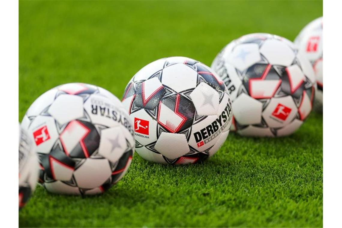 Wieder kein Aufstieg für Stuttgarter Kickers Eine Reihe von Fußbällen auf dem Rasen. Foto: Jan Woitas/zb/dpa/Symbolbild