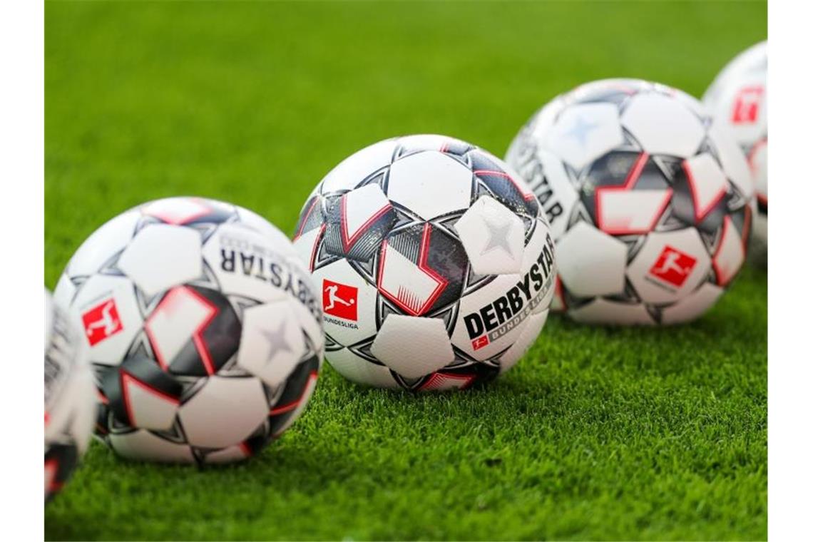 Bericht: Ex-Nationalspieler Badstuber geht nach Luzern Eine Reihe von Fußbällen auf dem Rasen. Foto: Jan Woitas/zb/dpa/Symbolbild