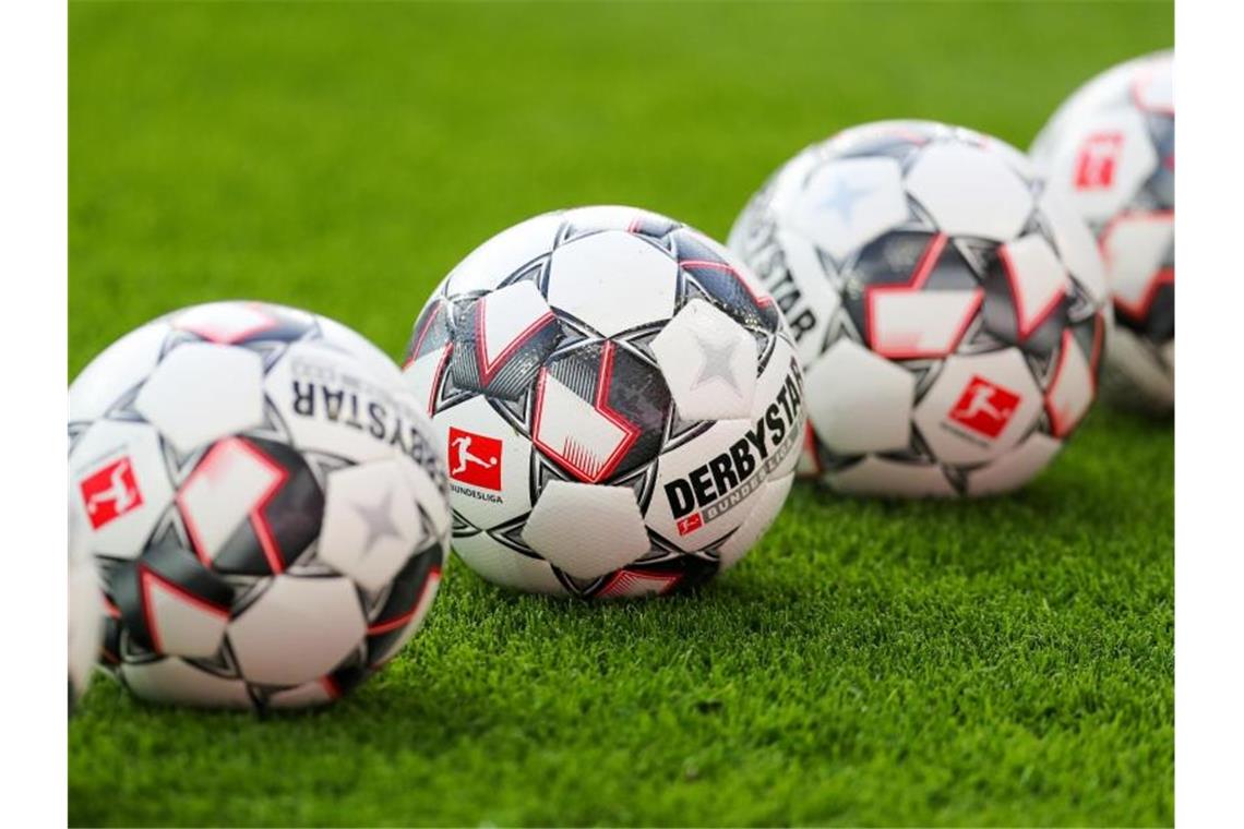 Waldhof Mannheim rügt Kapitän wegen Aussagen zu Verträgen Eine Reihe von Fußbällen auf dem Rasen. Foto: Jan Woitas/zb/dpa/Symbolbild