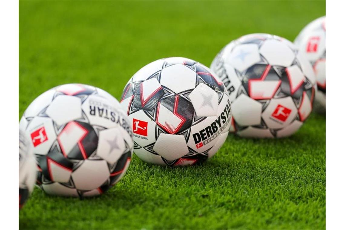 Waldhof verlängert vor Topspiel Vertrag mit Manager Kientz Eine Reihe von Fußbällen auf dem Rasen. Foto: Jan Woitas/zb/dpa/Symbolbild