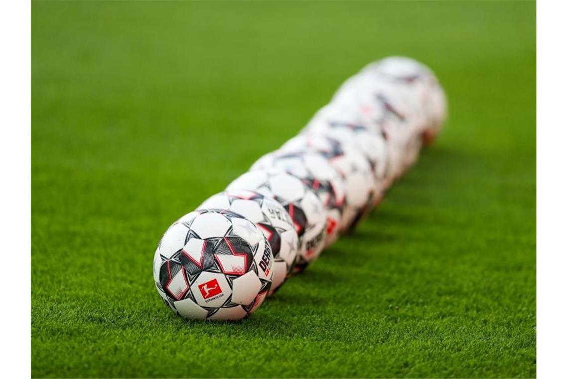 Ulm gewinnt erneut Württembergischen Fußball-Pokal Eine Reihe von Fußbällen. Foto: Jan Woitas/zb/dpa/Symbolbild