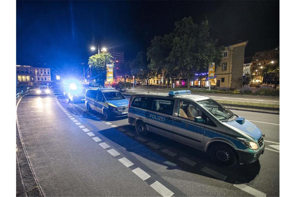 Eine Reihe von Polizeifahrzeugen steht in der Innenstadt. Foto: Simon Adomat/dpa/Archivbild