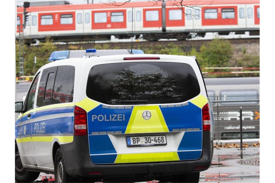 Eine Reinigungskraft hatte den Fund in der Nacht zum Samstag in einem abgestellten Zug am Bahnhof Deutzer Feld gemacht. An dem Betriebsbahnhof steigen keine Fahrgäste ein- oder aus. Foto: Thomas Banneyer/dpa