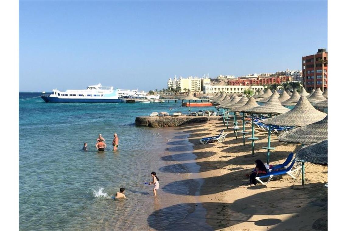Trotz Corona-Pandemie in den Urlaub fahren Eine Reisewarnung für das Land gilt noch, aber Touristen dürfen wieder einen Strand-Urlaub in Ägypten verbringen. Foto: picture alliance / Benno Schwinghammer/dpa