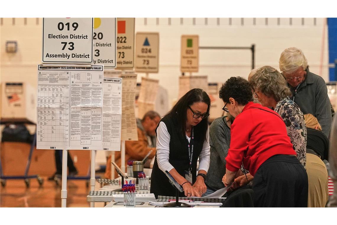 Eine Rekordzahl von mehr als 700.000 Menschen hatte auch schon in den Tagen vor der Wahl in dafür eingerichteten Wahllokalen ihre Stimme abgegeben.