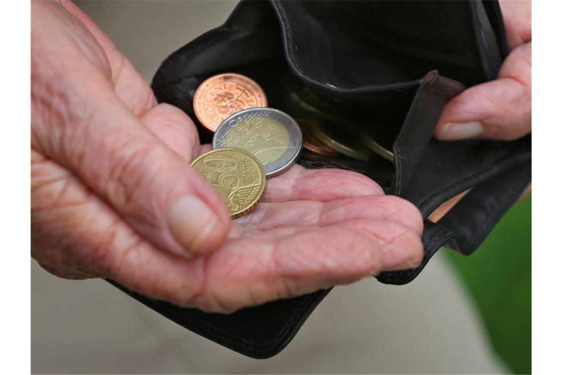 Eine Rentnerin hält einen Geldbeutel mit verschiedenen Euromünzen (gestellte Szenen). Wissenschaftler haben die Politik aufgefordert, vor den Problemen bei der Finanzierung der Rentenversicherung nicht die Augen zu verschließen. Foto: Karl-Josef Hildenbrand/dpa