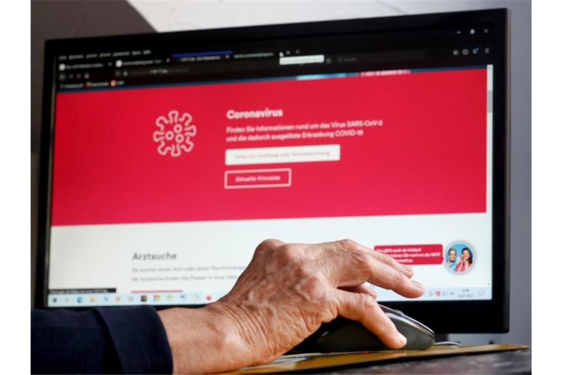 Corona-Impfungen: Vielerorts läuft die Terminvergabe holprig Eine Rentnerin informiert sich im Internet über die Impftermine in Nordrhein-Westfalen. Foto: Roland Weihrauch/dpa
