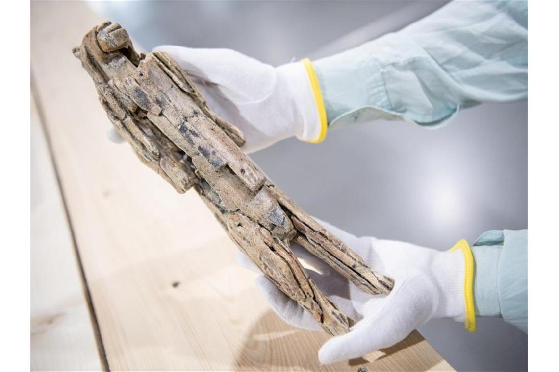 Triennale Kleinplastik widmet sich den Ursprüngen der Kunst Eine Replik eines Löwenmenschen wird von einer Mitarbeiterin auf der Triennale Kleinplastik in der Hand gehalten. Foto: Fabian Sommer