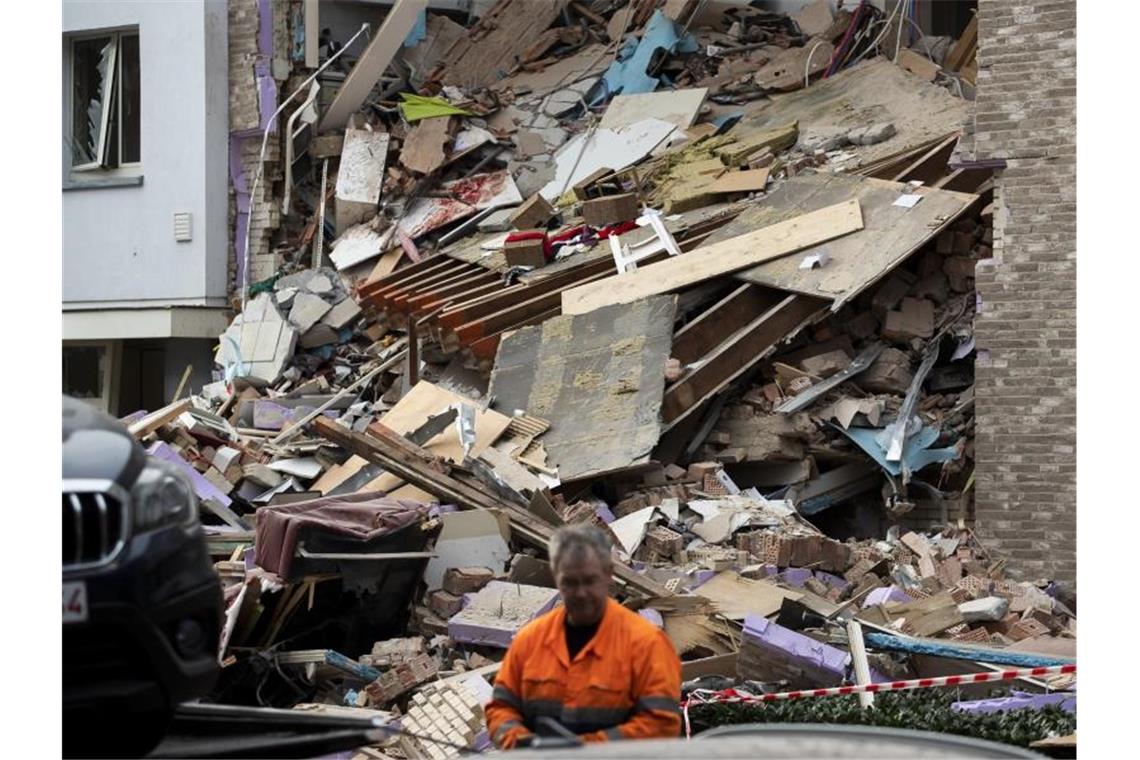 Explosion zerstört Mehrfamilienhaus in Nordbelgien Eine Rettungskraft am Ort der Explosion im belgischen Turnhout. Foto: Kristof Van Accom/BELGA/dpa