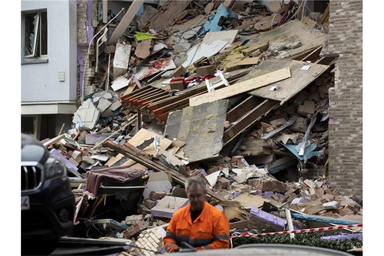 Eine Rettungskraft am Ort der Explosion im belgischen Turnhout. Foto: Kristof Van Accom/BELGA/dpa