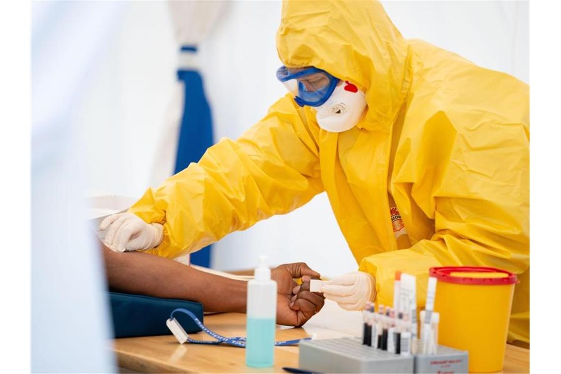 Eine Rettungssanitäterin entnimmt in Berlin einem Patienten Blut. Foto: Kay Nietfeld/dpa