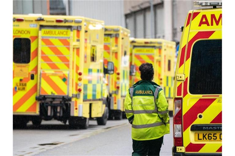 Eine Rettungssanitäterin geht an einer Reihe Krankenwagen vor einem Londoner Krankenhaus vorbei. Foto: Dominic Lipinski/PA Wire/dpa