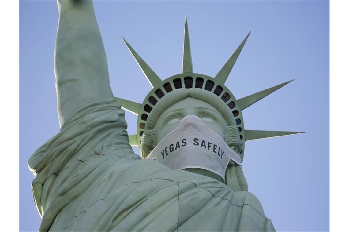 Eine riesige Maske ziert das Gesicht der Freiheitsstatue-Nachbildung in Las Vegas. Foto: John Locher/AP/dpa