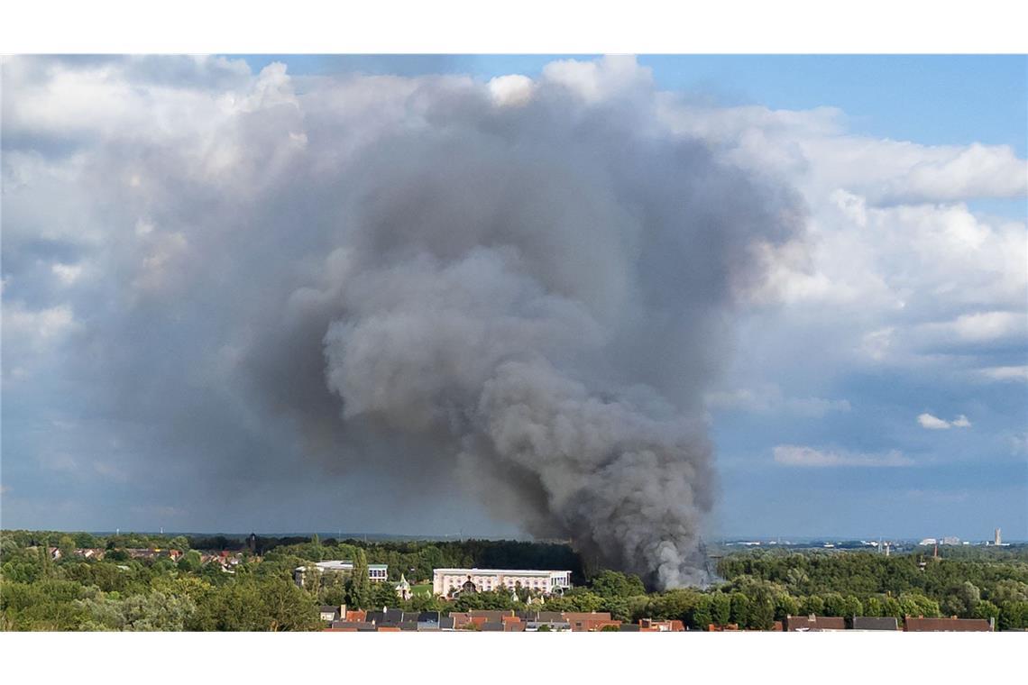 Feuer zerstört Hauptbühne von Tomorrowland-Festival Eine riesige Rauchwolke war am Mittwochabend über dem Festivalgelände zu sehen.