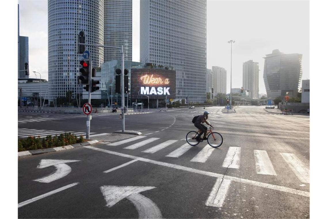 Eine riesige Straßenkreuzung in Tel Aviv - und weit und breit kein Auto. Die weltweiten Lockdowns haben den CO2-Ausstoß deutlich gedrückt. Foto: Oded Balilty/AP/dpa