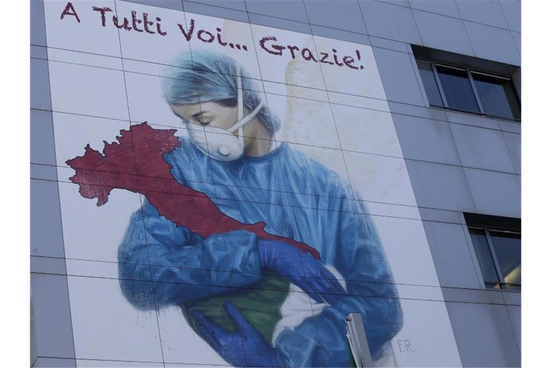 Eine riesige Zeichnung mit einer Krankenschwester an der Fassade des Krankenhauses Papa Giovanni XXIII. im italienischen Bergamo. Foto: Luca Bruno/AP/dpa