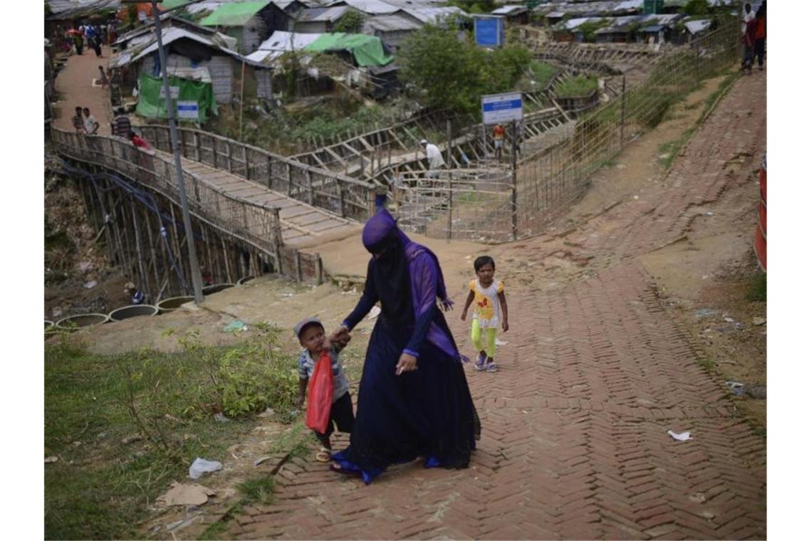 Völkermord-Klage: Suu Kyi verteidigt Militärs von Myanmar Eine Rohingya-Frau mit ihren Kindern im gigantischen Flüchtlingslager Cox's Bazar. Foto: Mahmud Hossain Opu/AP/dpa