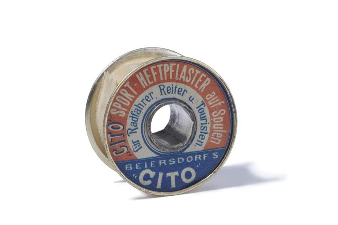 Vom Reifenflicken zum Handy: 125 Jahre technisches Klebeband Eine Rolle „Cito-Sportheftpflaster“ aus dem vorletzten Jahrhundert. Foto: Tesa/dpa
