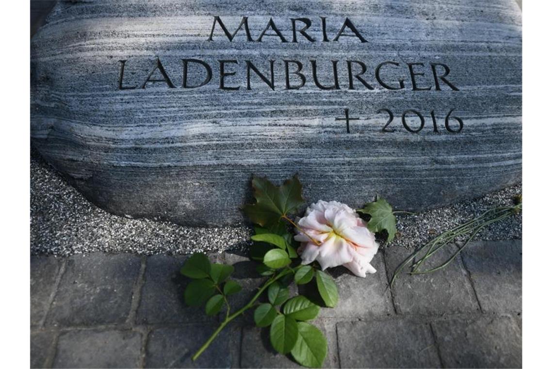 Eine Rose liegt vor einem Gedenkstein, der an die 2016 ermordete Studentin Maria Ladenburger erinnert. Foto: Patrick Seeger/dpa
