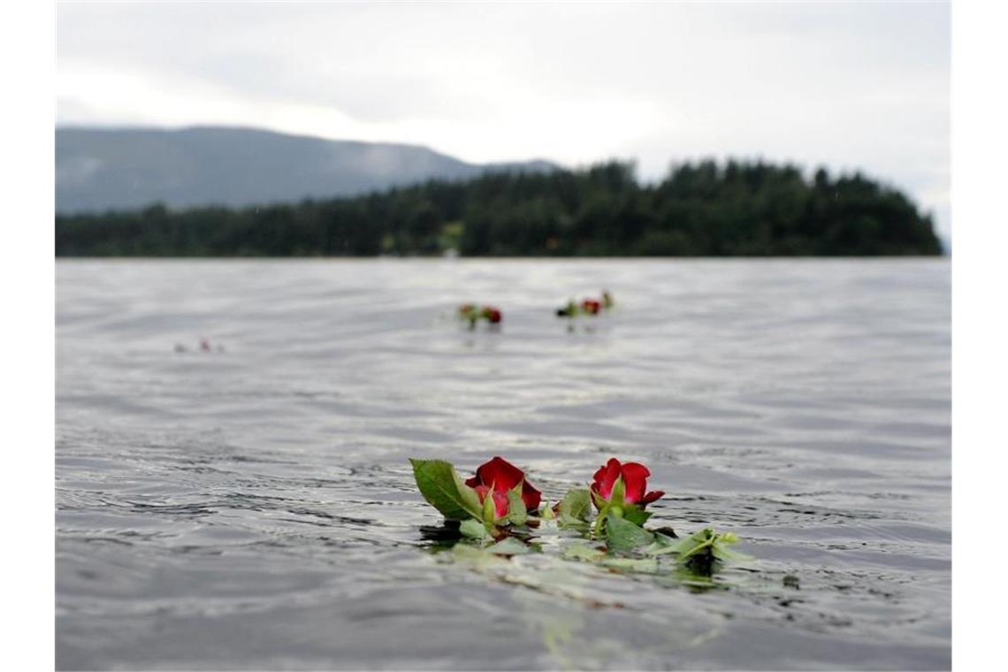 Eine Rose schwimmt im Gedenken an die Opfer des Anschlags des Massenmörders Anders Behring Breivik vor der Insel Utøya im Wasser. Foto: Jörg Carstensen/dpa