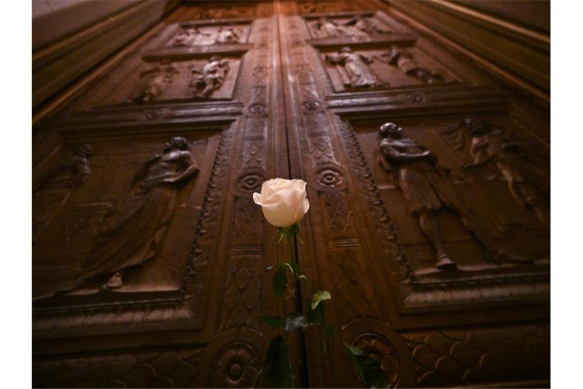 Eine Rose steckt in der Tür des Obersten Gericht der USA, in Gedenken an die Richterin Ruth Bader Ginsburg. Die amerikanische Justiz-Ikone ist nun im Alter von 87 Jahren gestorben. Foto: Essdras M. Suarez/ZUMA Wire/dpa