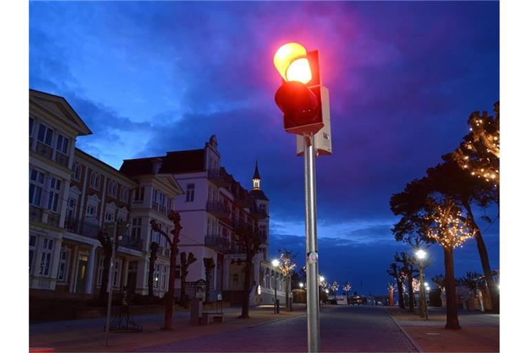 Eine rote Ampel leuchtet an der Strandpromenade im Ostseebad Zinnowitz. Foto: Stefan Sauer/dpa-Zentralbild/dpa
