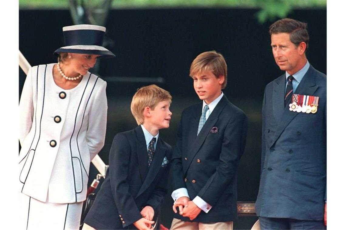 Eine royale Familie: Prinzessin Diana (l-r), Prinz Harry, Prinz William und Prinz Charles. Foto: Johnny Eggitt/epa/dpa