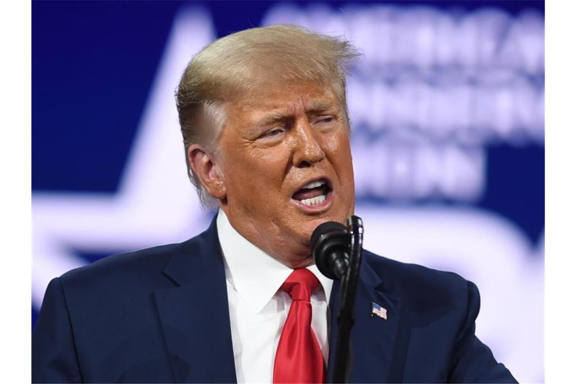 Donald Trump bleibt bei Facebook vorerst gesperrt Eine Rückkehr zu Facebook bleibt Donald Trump vorerst verwehrt. Foto: Paul Hennessy/SOPA Images via ZUMA Wire/dpa