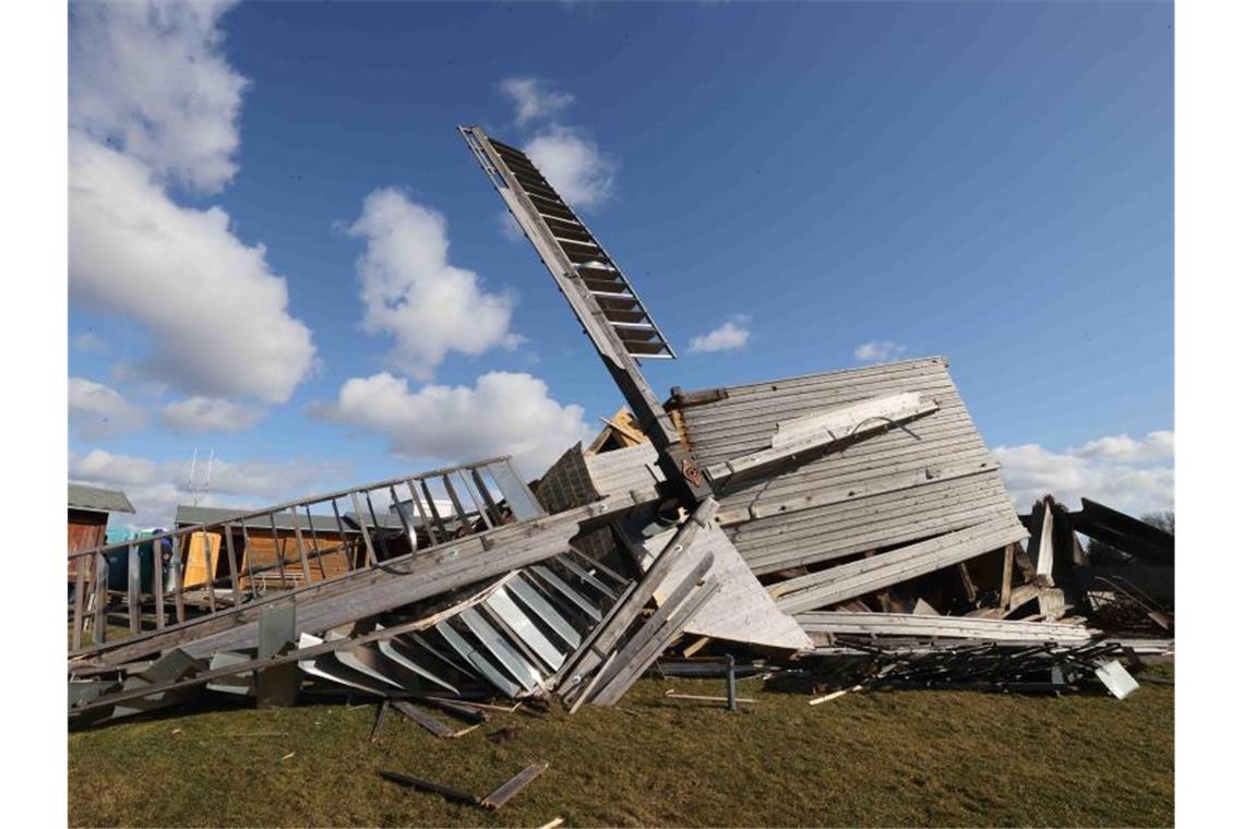 DWD: „Abflauen des Windes“ - Bahnverkehr beeinträchtigt Eine rund 270 Jahre alte Bockwindmühle in Thüringen ist umgefallen. Foto: Bodo Schackow/dpa-Zentralbild/dpa