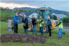 Eine Runde schaufeln, um gemeinsam den Spatenstich zu zelebrieren (von links): Stadtrat Gerd Linke (MDAL/Die Grünen), Bürgermeister Armin Mößner, Stadtrat Klaus-Peter Dörrscheidt (UL), Bauamtsleiter Falk Gfrörer, Gerd Rebmann vom Ingenieurbüro Riker und Rebmann und Fritz Krombholz von der Firma Ebert. Foto: Stefan Bossow