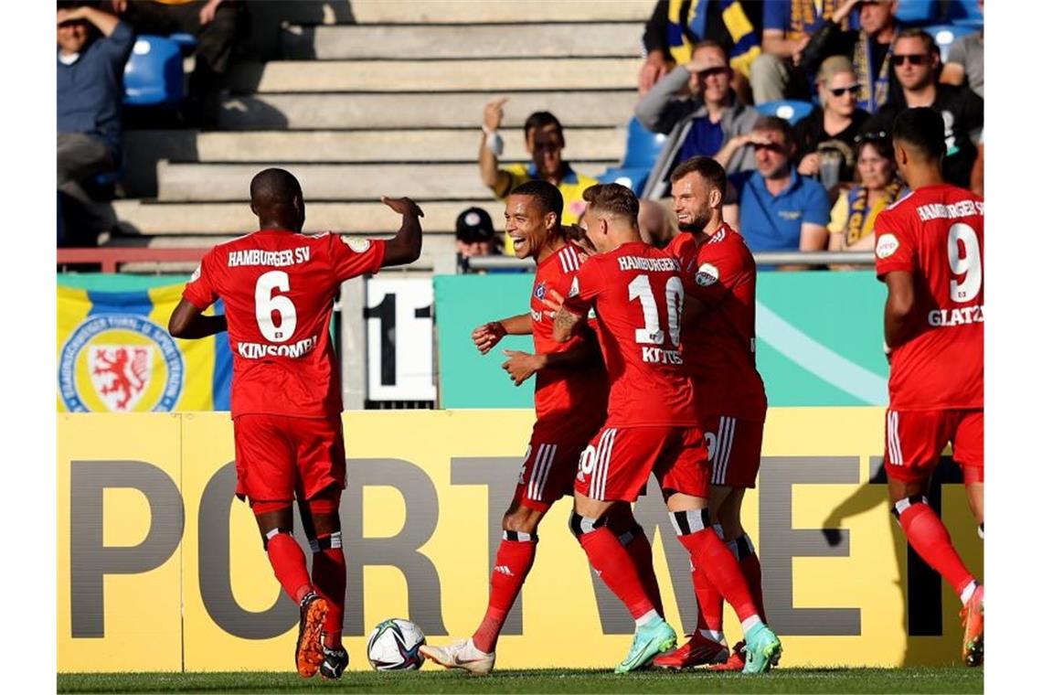 Eine Runde weiter: Der HSV setzt sich mit 2:1 bei Eintracht Braunschweig durch. Foto: Ronny Hartmann/dpa