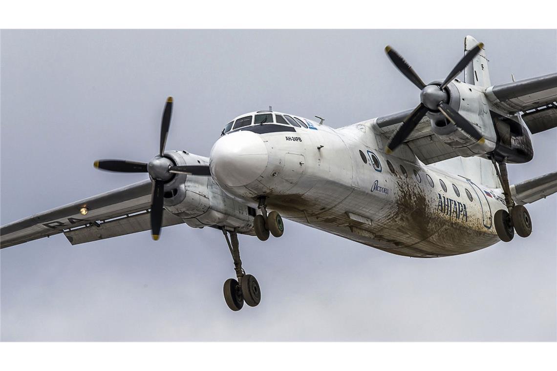 Flugzeug hatte vorher Pannen Eine russische An-24-Passagiermaschine der in Sibirien ansässigen Angara Airlines, dieselbe Flugzeugmarke, die mit 49 Passagieren an Bord in der fernöstlichen Amur-Region des Landes abgestürzt ist, überfliegt einen Flughafen bei Irkutsk.
