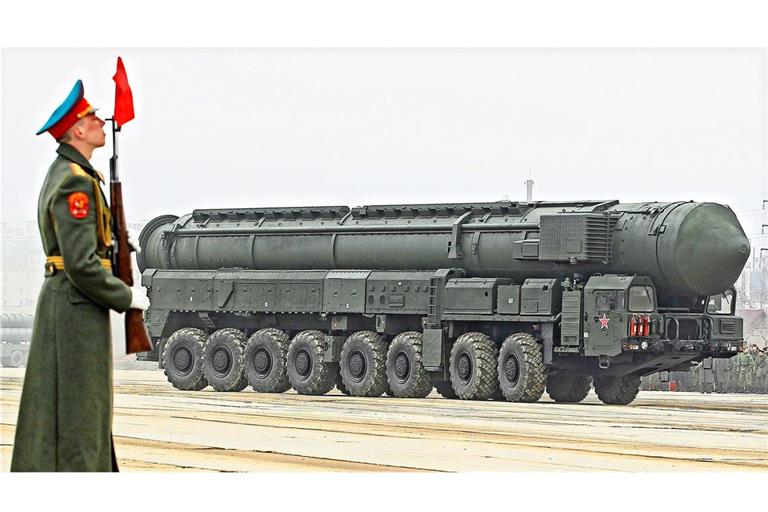 Eine russische Interkontinentalrakete vom Typ Topol-M wird zur Siegesparade auf dem Roten Platz in Moskau gefahren. Sie kann mit einem Atomsprengkopf bestückt werden.