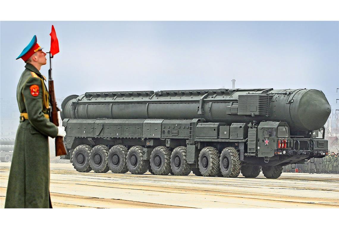 Eine russische Interkontinentalrakete vom Typ Topol-M wird zur Siegesparade auf dem Roten Platz in Moskau gefahren. Sie kann mit einem Atomsprengkopf bestückt werden.