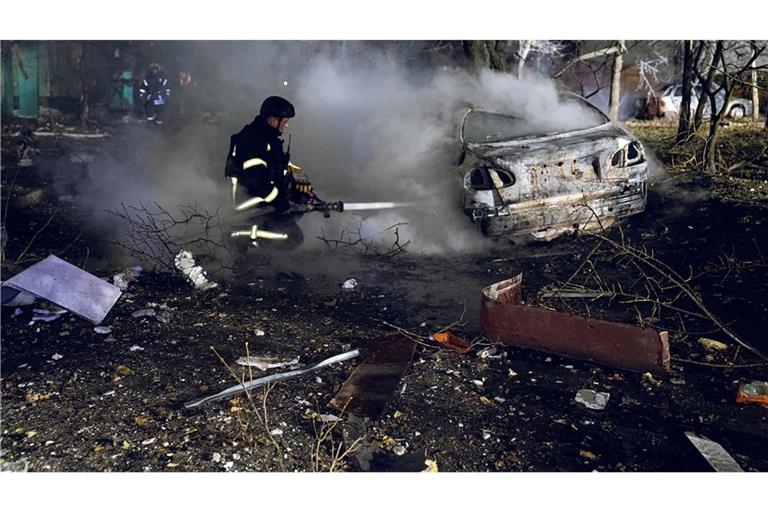 Eine russische Rakete tötete in der ukrainischen Stadt Sumy mindestens drei Menschen.