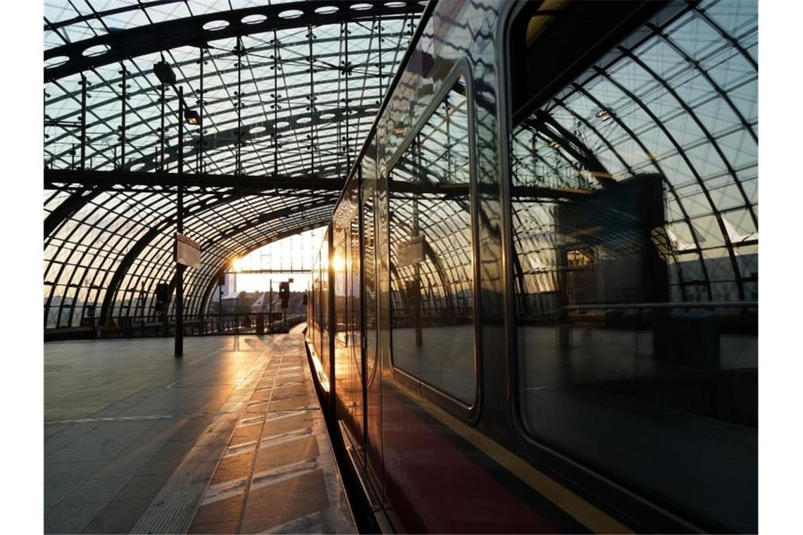 Ende des Streiks in Sicht: Bahn will schnellen Normalbetrieb Eine S-Bahn am Berliner Hauptbahnhof am frühen Morgen. Foto: Jörg Carstensen/dpa