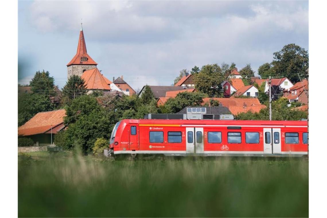 Eine S-Bahn der Deutschen Bahn im Regionalverkehr zwischen Hannover und Hameln in Niedersachsen. Foto: Julian Stratenschulte/dpa
