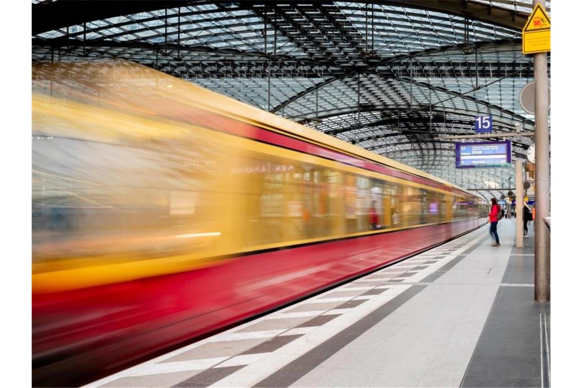 Eine S-Bahn fährt am Morgen am Berliner Hauptbahnhof ein. Foto: Christoph Soeder/dpa