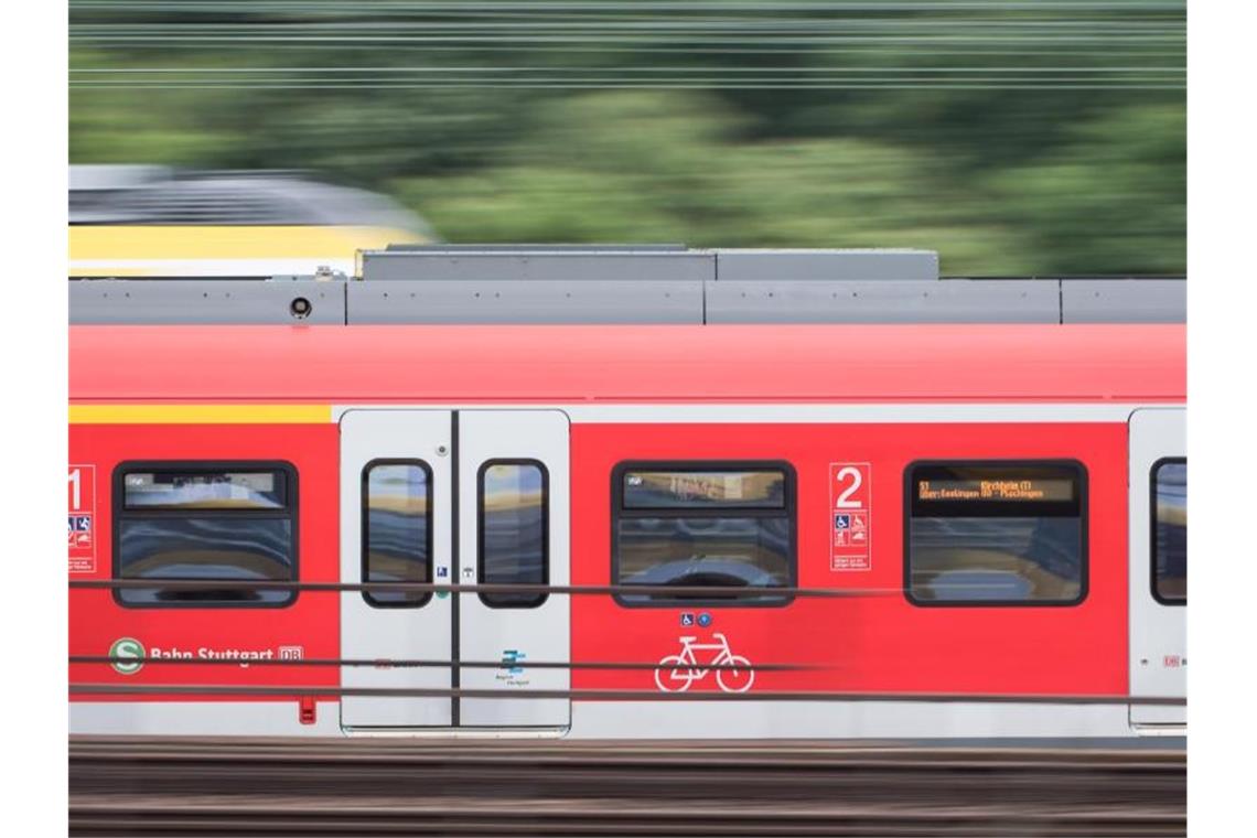 Eine S-Bahn fährt auf dem Vorfeld des Hauptbahnhofs entlang. Foto: Sebastian Gollnow/Archivbild