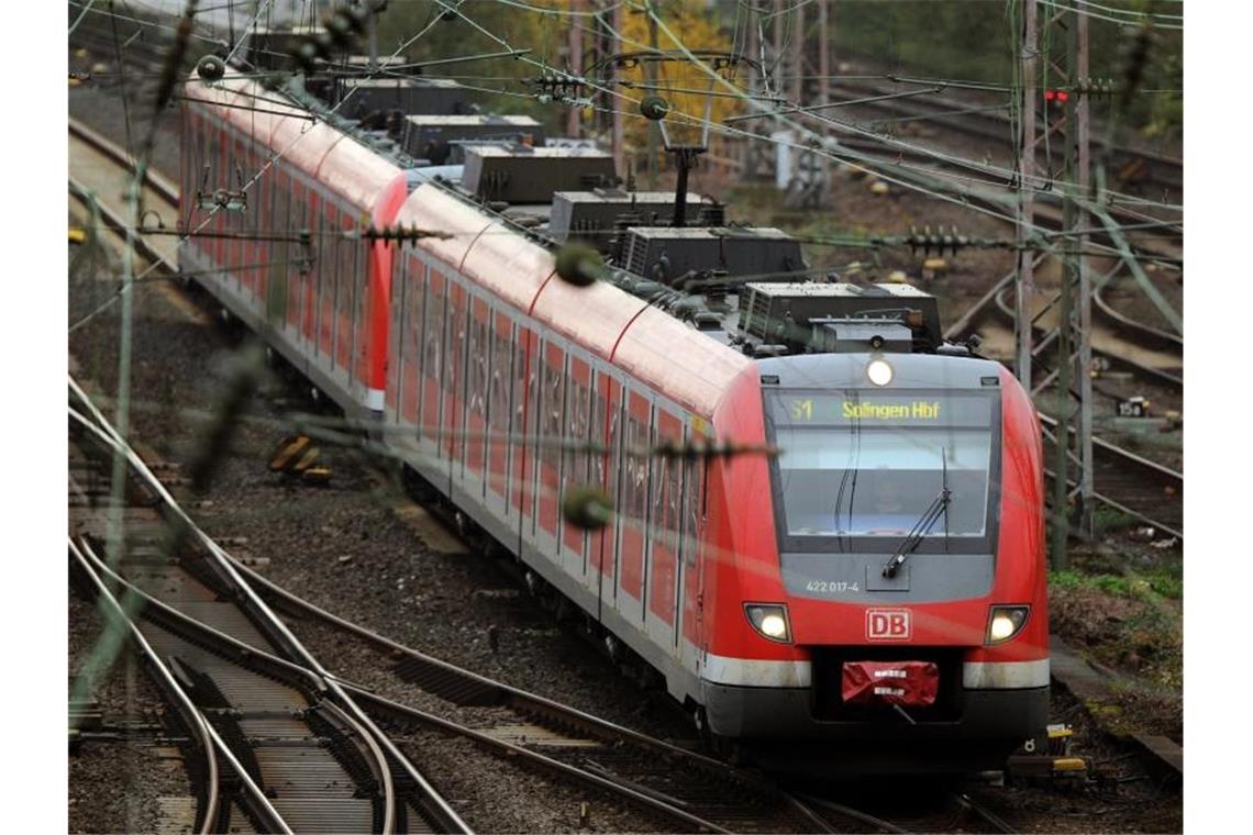 Eine S-Bahn fährt auf den Gleisen am Hauptbahnhof. Foto: Marius Becker/dpa/Archivbild