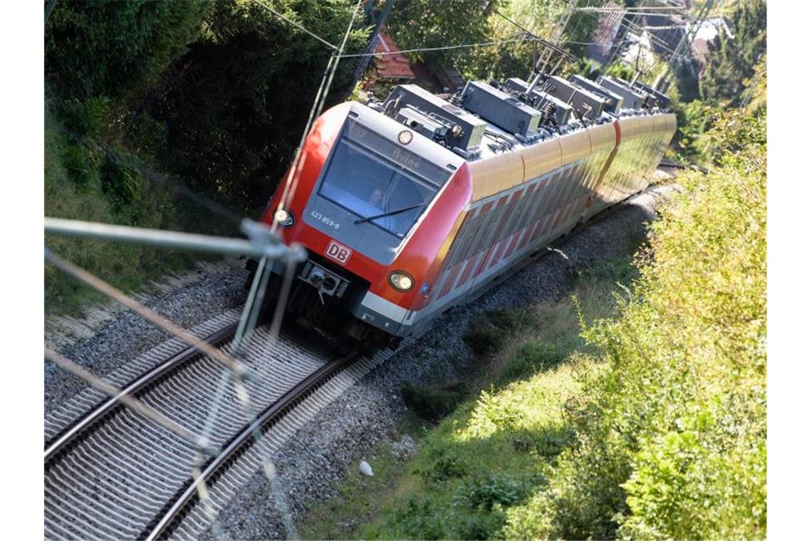 Eine S-Bahn fährt über die Gleise. Foto: Matthias Balk/dpa/Symbolbild