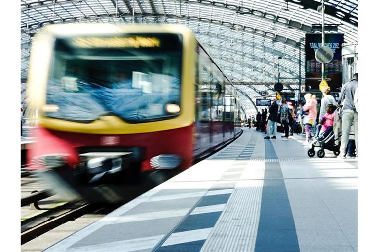 Eine S-Bahn im Berliner Hauptbahnhof. Foto: Carsten Koall/dpa