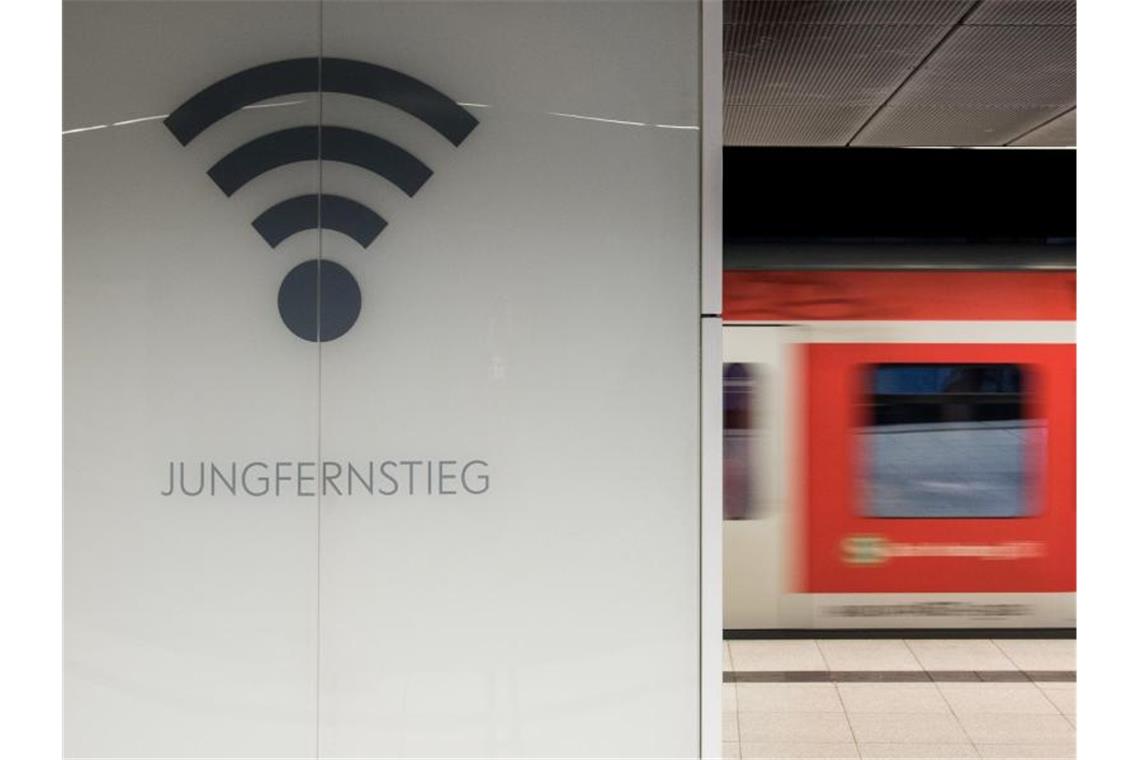 Deutsche Bahn baut WLAN-Angebot aus Eine S-Bahn in Hamburg: Reisende im Fernverkehr sollen bei ihrer Ankunft am Bahnhof bald nicht extra in ein neues Netz einwählen müssen. Foto: Daniel Bockwoldt/dpa